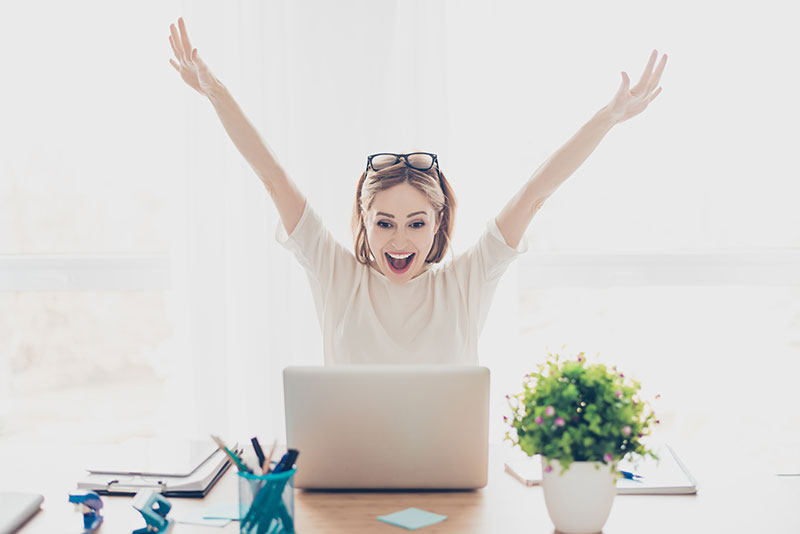 Happy lady in front of a laptop