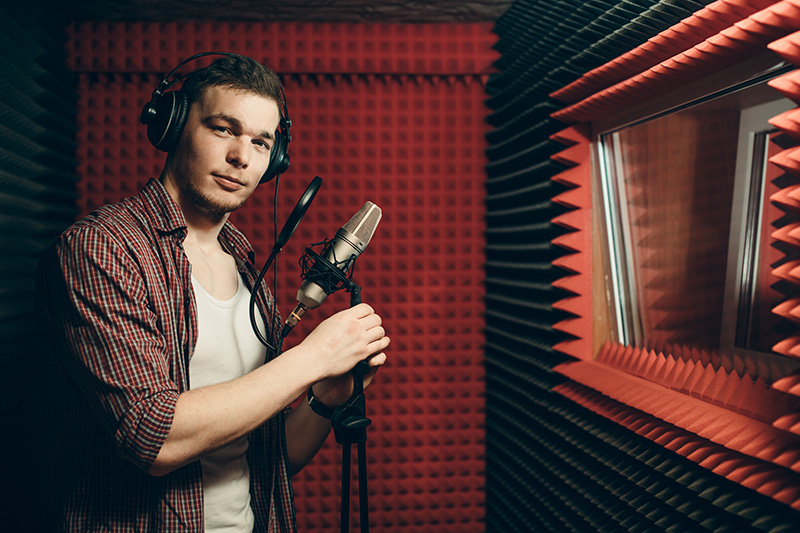 Bărbat în studio de înregistrări
